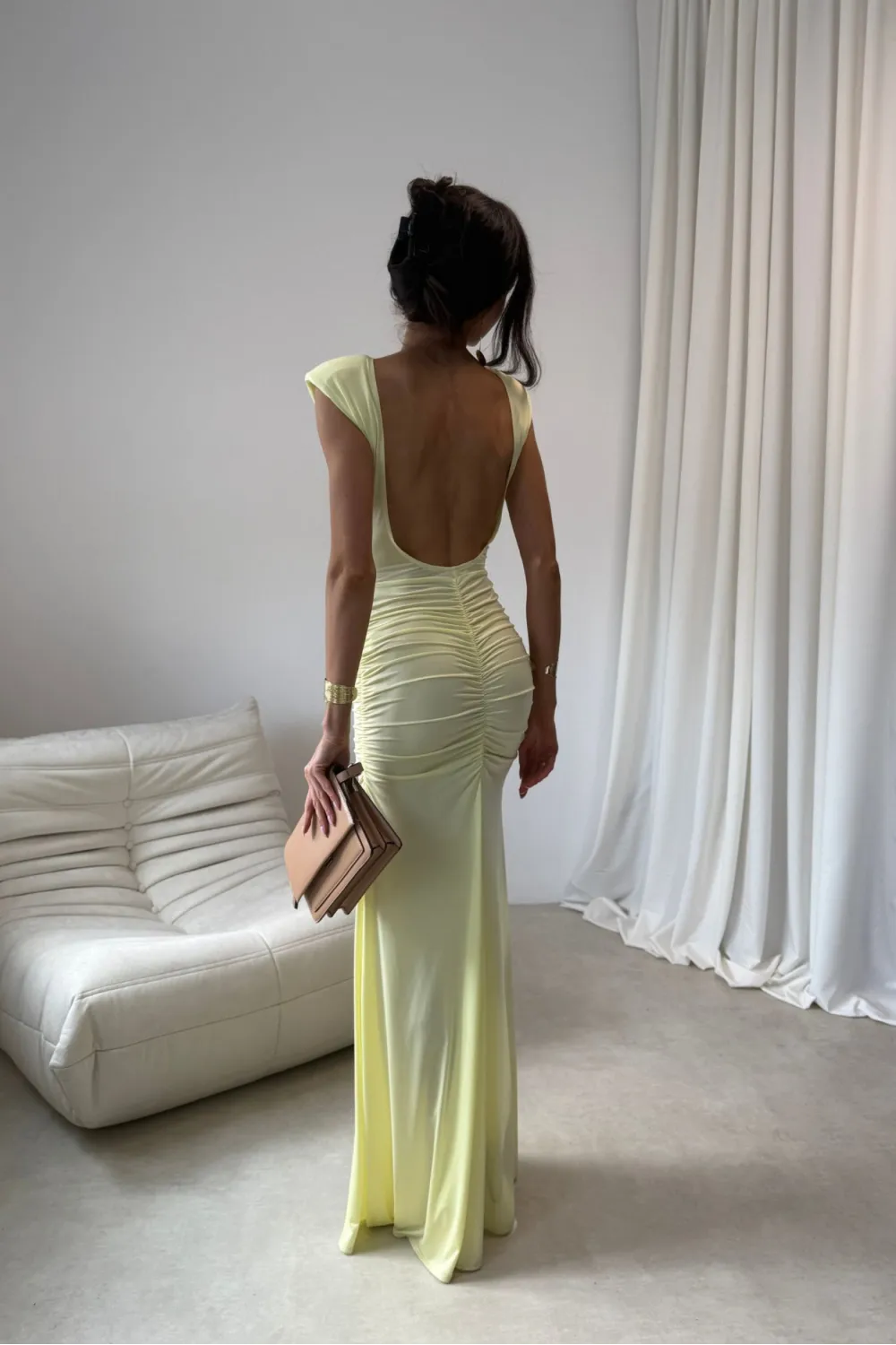 Aurelia – Elegantes gelbes Maxikleid mit Raffungen, Rückenausschnitt und Beinschlitz | Roco Fashion