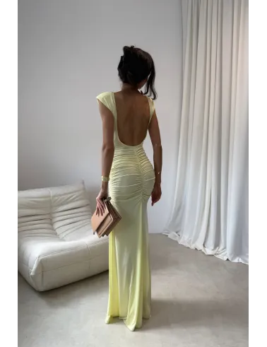 Aurelia – Elegantes gelbes Maxikleid mit Raffungen, Rückenausschnitt und Beinschlitz | Roco Fashion