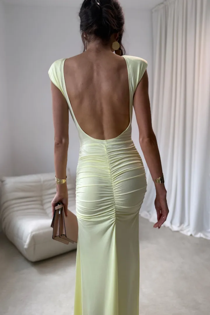 Aurelia - Elegantes Maxikleid mit Raffungen, tiefem Rückenausschnitt und Beinschlitz in Gelb
