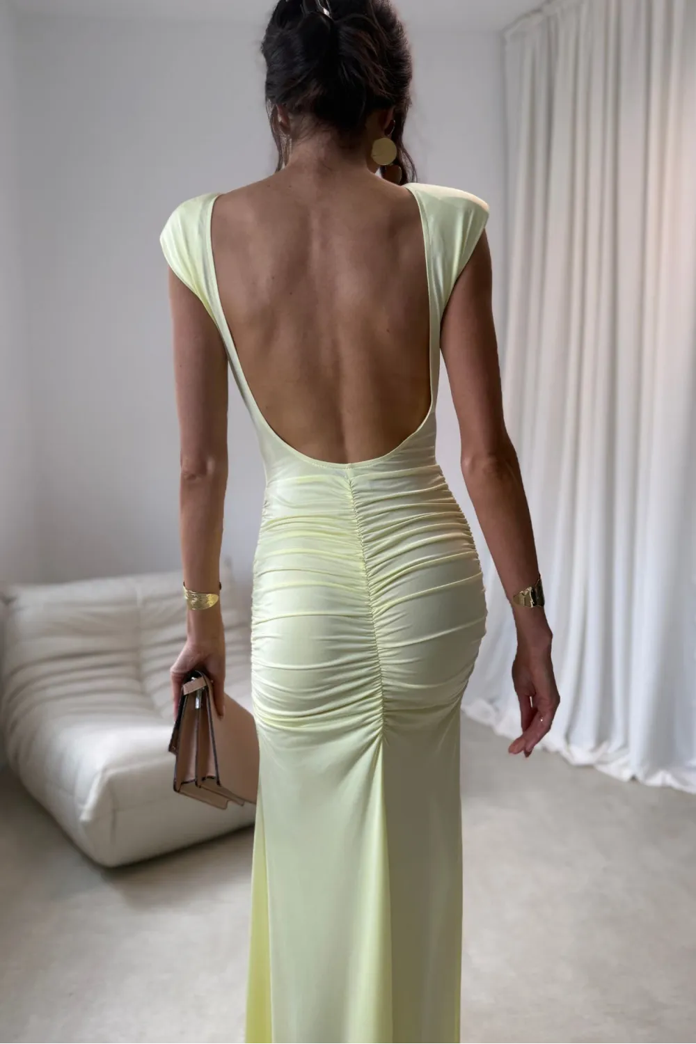 Aurelia – długa żółta sukienka z marszczeniem, odkrytymi plecami i rozcięciem | Roco Fashion