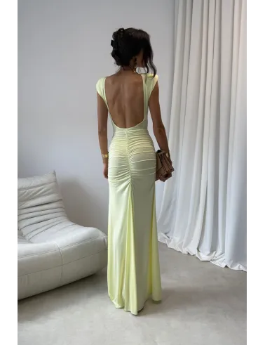 Aurelia – długa żółta sukienka z marszczeniem, odkrytymi plecami i rozcięciem | Roco Fashion