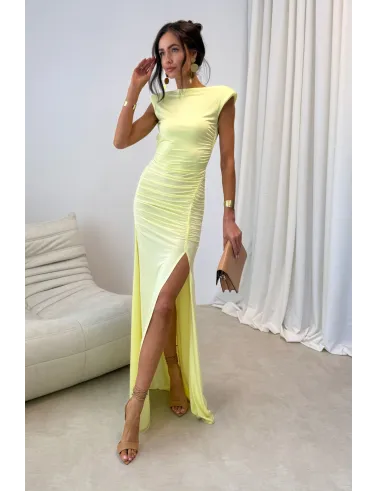 Aurelia – długa żółta sukienka z marszczeniem, odkrytymi plecami i rozcięciem | Roco Fashion