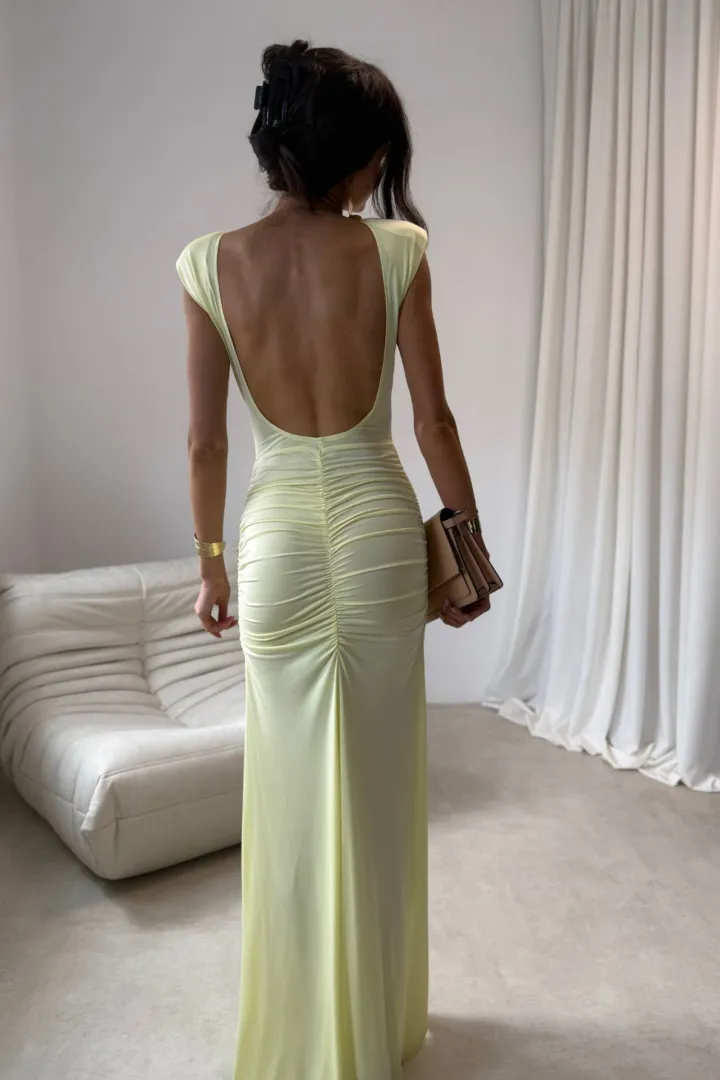 Aurelia - Elegantes Maxikleid mit Raffungen, tiefem Rückenausschnitt und Beinschlitz in Gelb