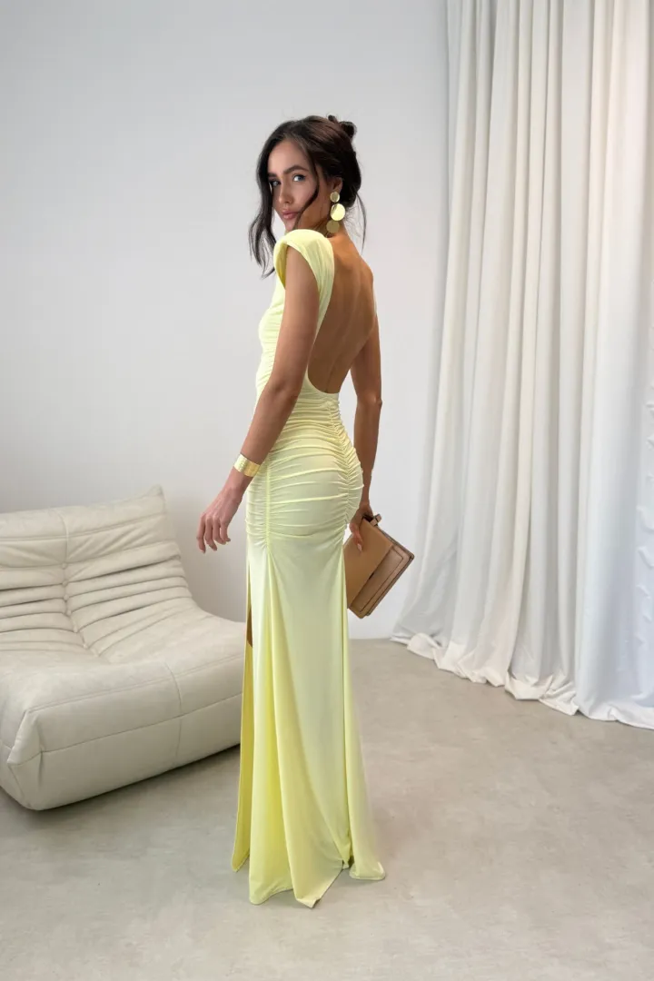 Aurelia - Elegantes Maxikleid mit Raffungen, tiefem Rückenausschnitt und Beinschlitz in Gelb