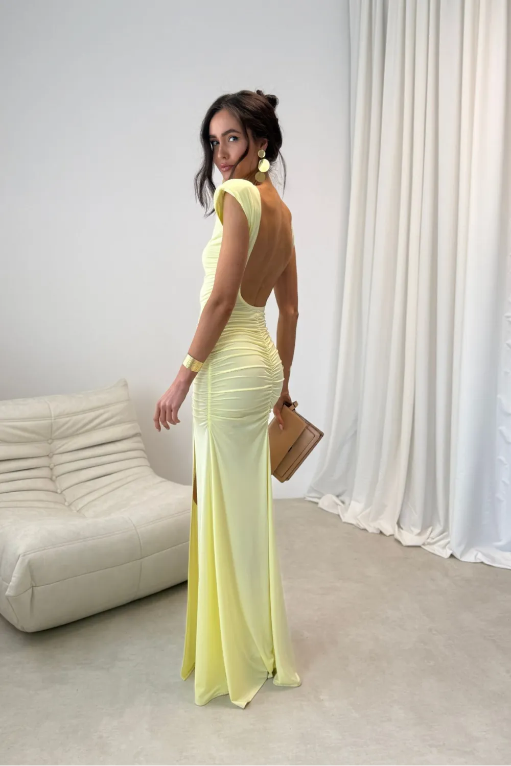 Aurelia – Elegantes gelbes Maxikleid mit Raffungen, Rückenausschnitt und Beinschlitz | Roco Fashion