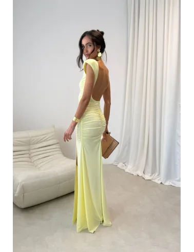 Aurelia – długa żółta sukienka z marszczeniem, odkrytymi plecami i rozcięciem | Roco Fashion