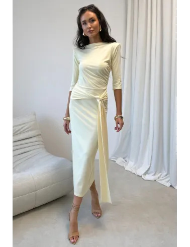 Lidiana – jasnożółta sukienka midi z wiązaniem i rękawem 3/4 | Roco Fashion