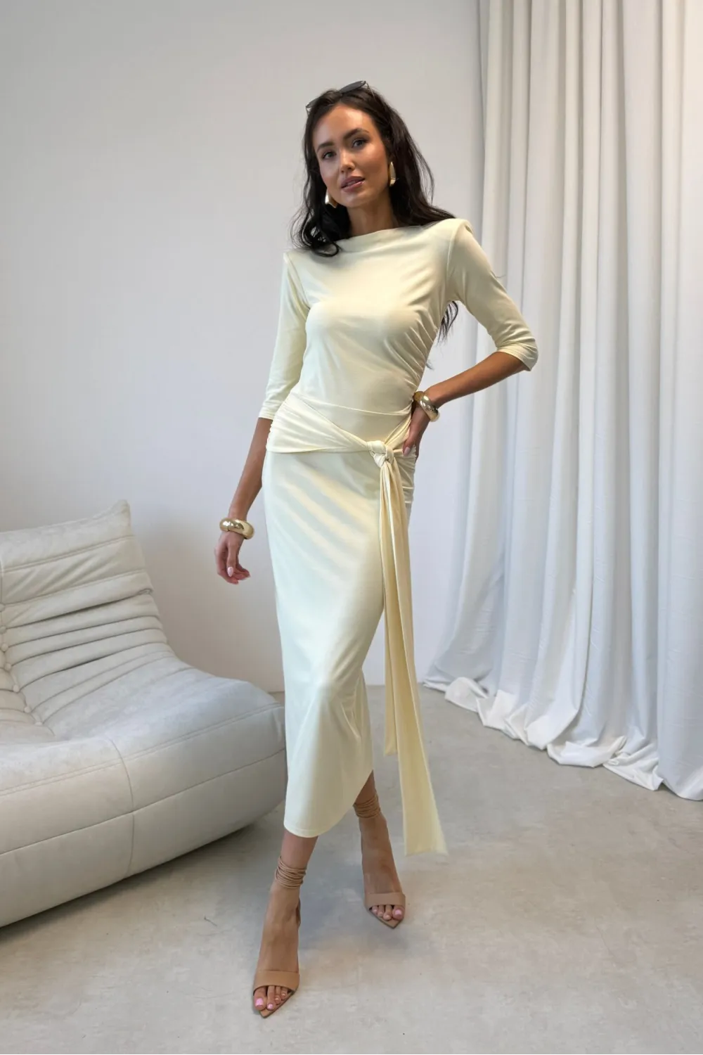 Lidiana – elegantes Midikleid mit Taillenbindung und 3/4-Ärmeln in Hellgelb | Roco Fashion Lidiana – elegantes Midikleid mit Taillenbindung und 3/4-Ärmeln in Hellgelb | Roco Fashion