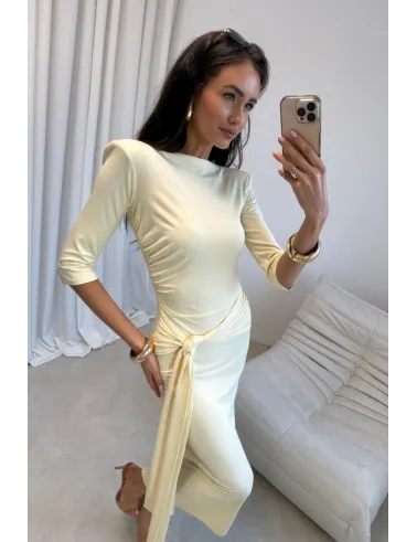 Lidiana – jasnożółta sukienka midi z wiązaniem i rękawem 3/4 | Roco Fashion