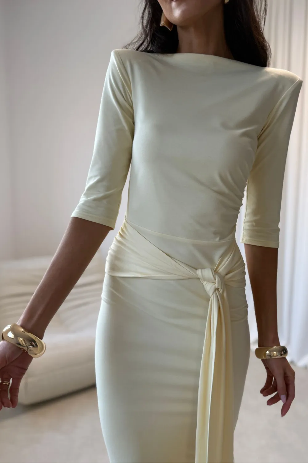 Lidiana – elegantes Midikleid mit Taillenbindung und 3/4-Ärmeln in Hellgelb | Roco Fashion Lidiana – elegantes Midikleid mit Taillenbindung und 3/4-Ärmeln in Hellgelb | Roco Fashion