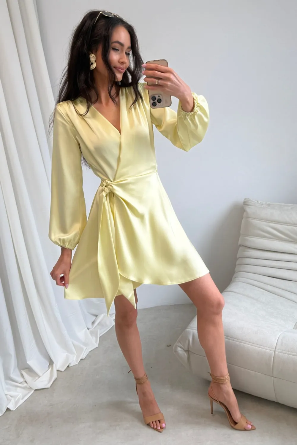 Catlin – Elegantes Mini Wickelkleid mit Taillenband & langen Ärmeln in Gelb | Roco Fashion