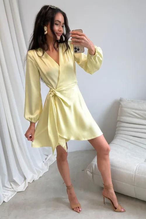 Catlin – Elegantes Mini Wickelkleid mit Taillenband & langen Ärmeln in Gelb | Roco Fashion