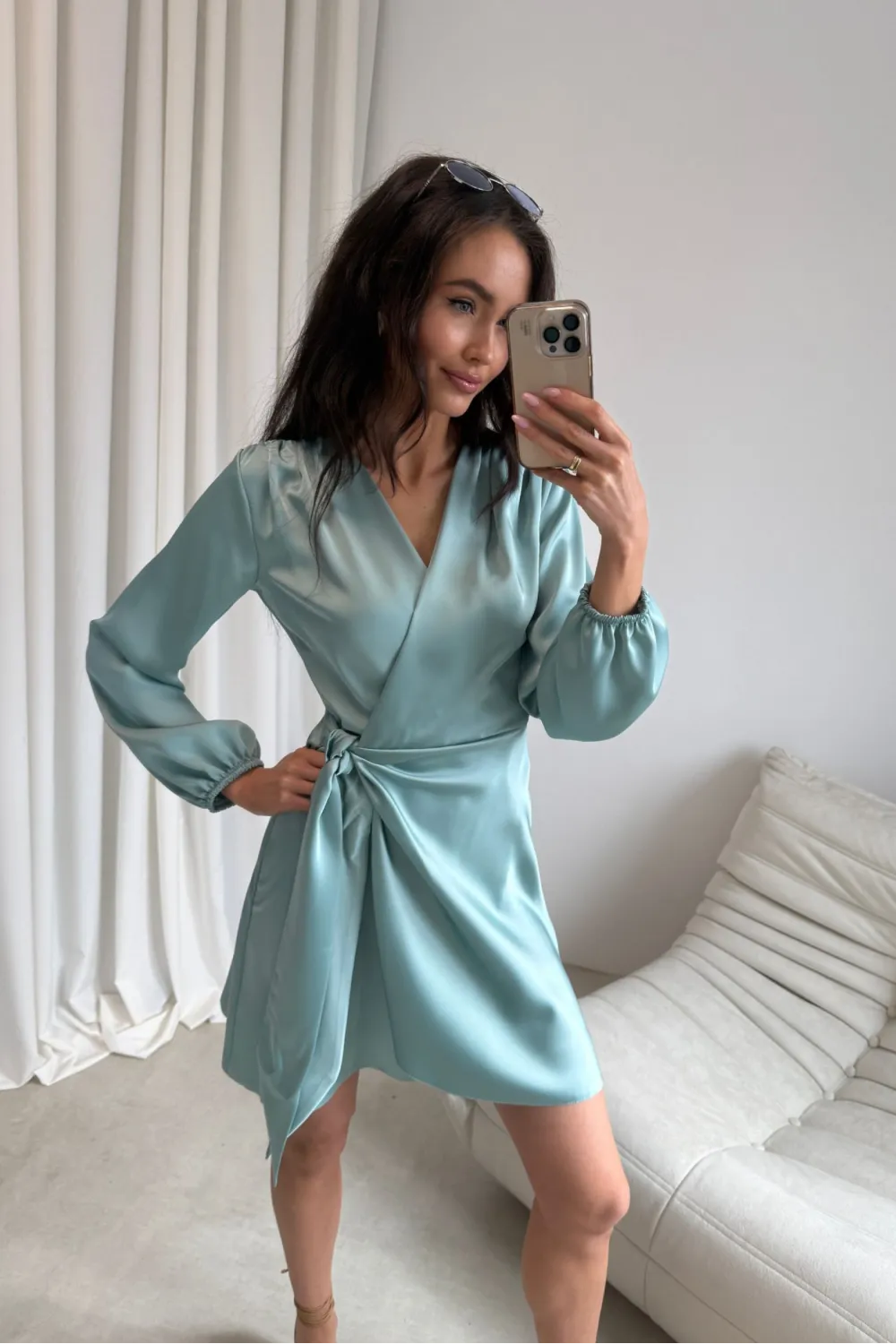 Catlin – miętowa kopertowa sukienka mini z wiązaniem w talii i długim rękawem | Roco Fashion