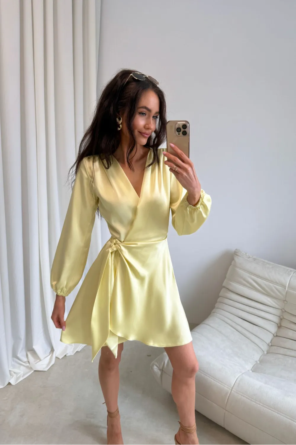 Catlin – kopertowa sukienka mini z wiązaniem w talii, żółta | Roco Fashion