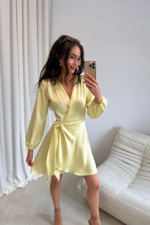 Catlin - Elegantes Mini Wickelkleid mit Taillenband und langen Ärmeln in Gelb