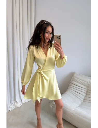 Catlin – Elegantes Mini Wickelkleid mit Taillenband & langen Ärmeln in Gelb | Roco Fashion