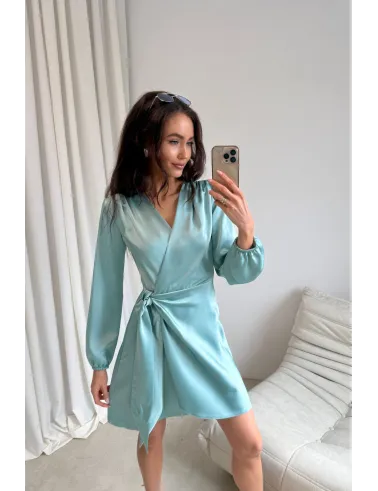 Catlin – miętowa kopertowa sukienka mini z wiązaniem w talii i długim rękawem | Roco Fashion