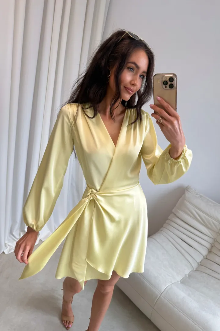 Catlin - Elegantes Mini Wickelkleid mit Taillenband und langen Ärmeln in Gelb