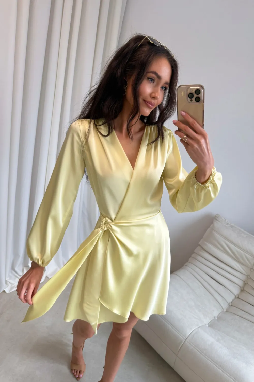 Catlin – kopertowa sukienka mini z wiązaniem w talii, żółta | Roco Fashion