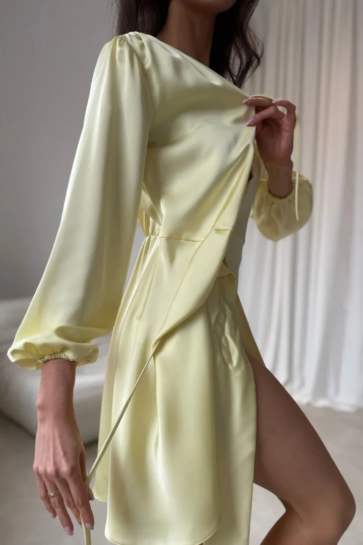 Catlin - Elegantes Mini Wickelkleid mit Taillenband und langen Ärmeln in Gelb