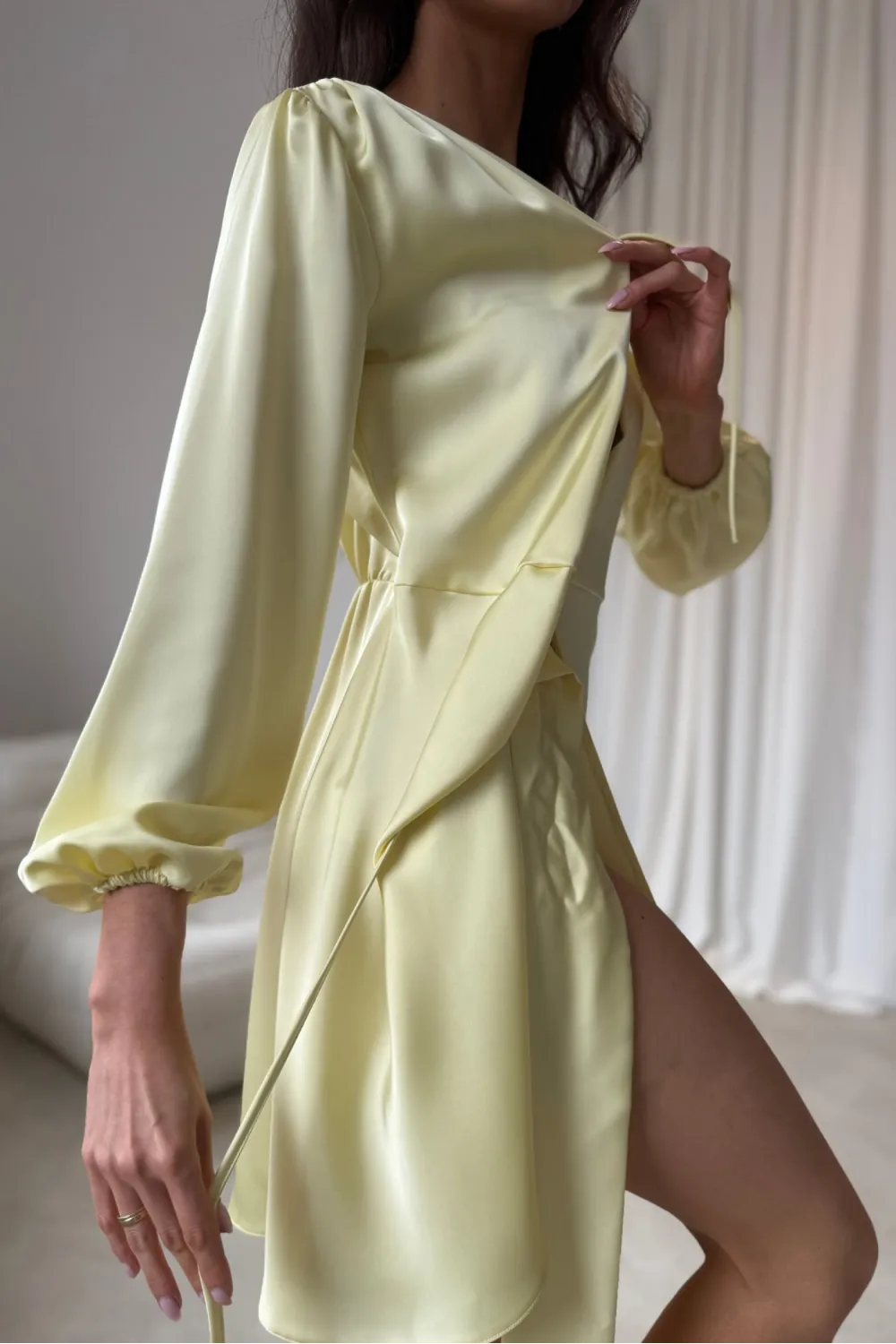 Catlin – Elegantes Mini Wickelkleid mit Taillenband & langen Ärmeln in Gelb | Roco Fashion