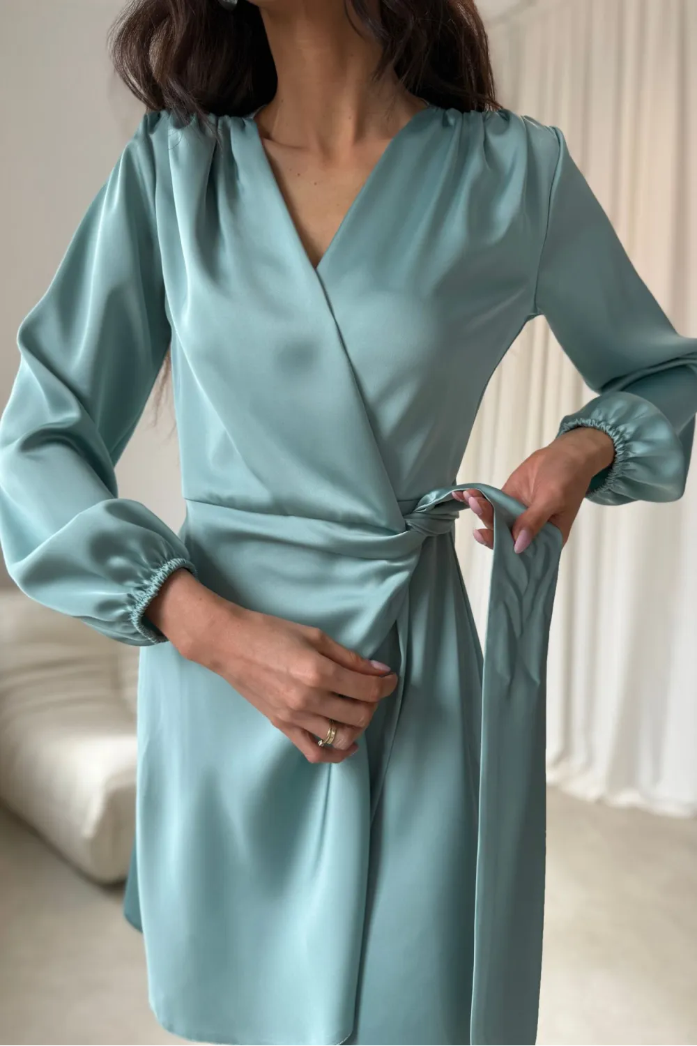 Catlin – miętowa kopertowa sukienka mini z wiązaniem w talii i długim rękawem | Roco Fashion