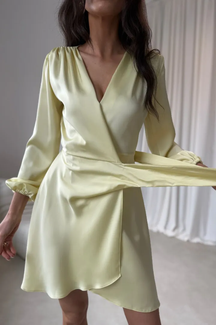 Catlin - Elegantes Mini Wickelkleid mit Taillenband und langen Ärmeln in Gelb