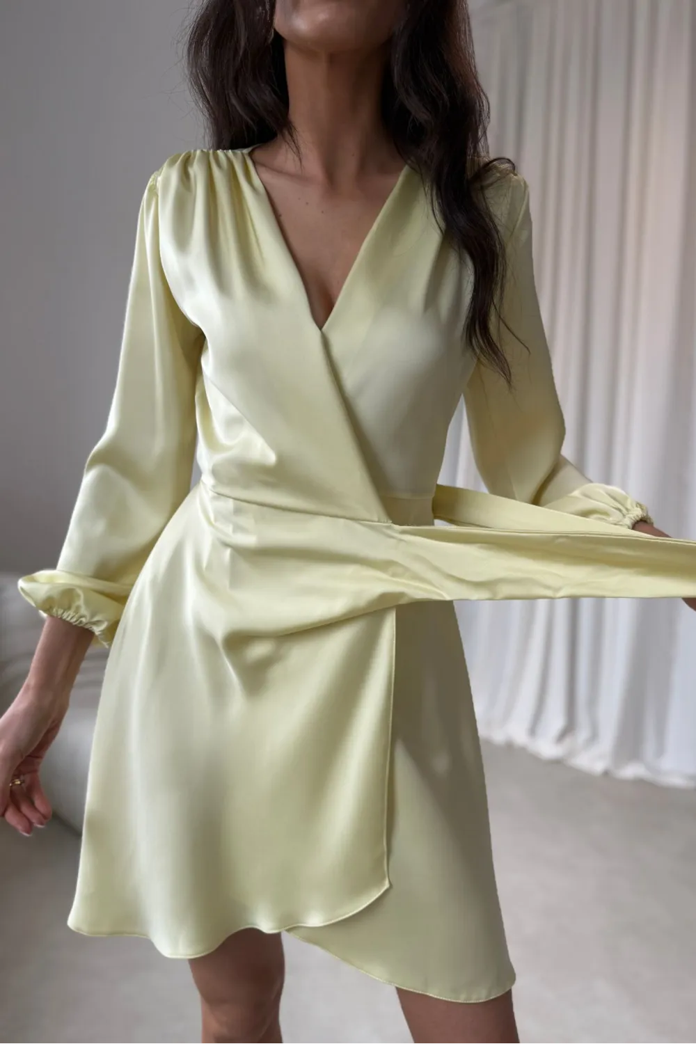 Catlin – Elegantes Mini Wickelkleid mit Taillenband & langen Ärmeln in Gelb | Roco Fashion