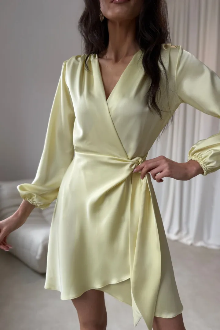 Catlin - Elegantes Mini Wickelkleid mit Taillenband und langen Ärmeln in Gelb
