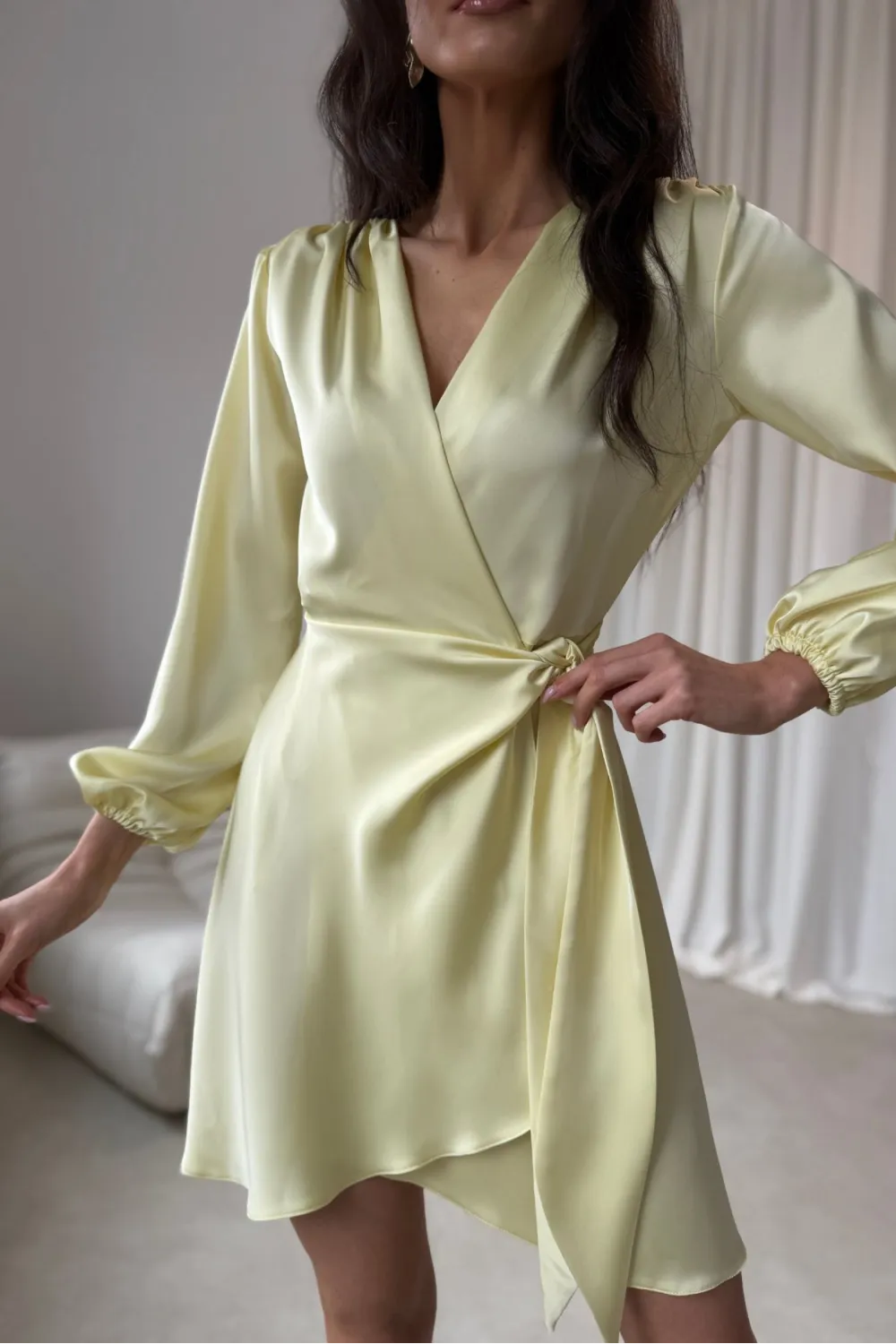 Catlin – Elegantes Mini Wickelkleid mit Taillenband & langen Ärmeln in Gelb | Roco Fashion