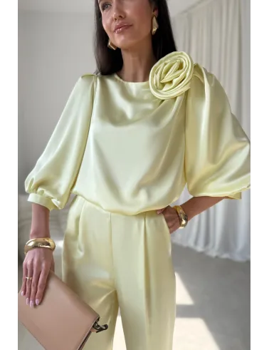 Giana – elegancka żółta bluzka z ozdobnym kwiatem i bufiastymi rękawami | Roco Fashion