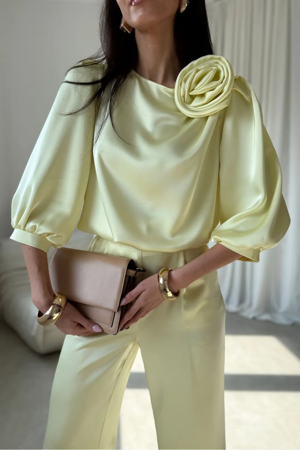 Giana – elegancka żółta bluzka z ozdobnym kwiatem i bufiastymi rękawami | Roco Fashion