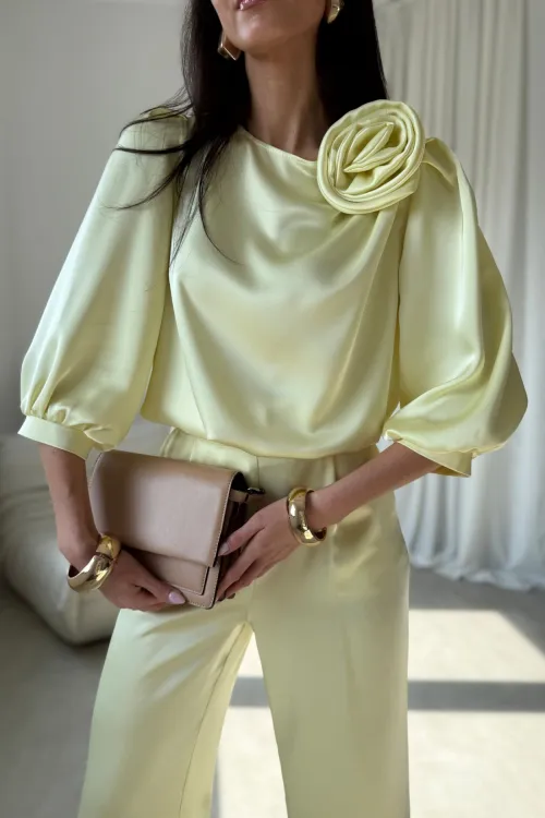 Giana - stilvolle Bluse mit floraler Applikation und voluminösen Ärmeln in Gelb
