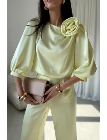 Giana – stilvolle gelbe Bluse mit floraler Applikation & voluminösen Ärmeln | Roco Fashion