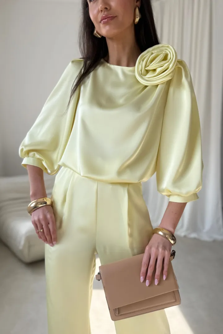 Giana - stilvolle Bluse mit floraler Applikation und voluminösen Ärmeln in Gelb