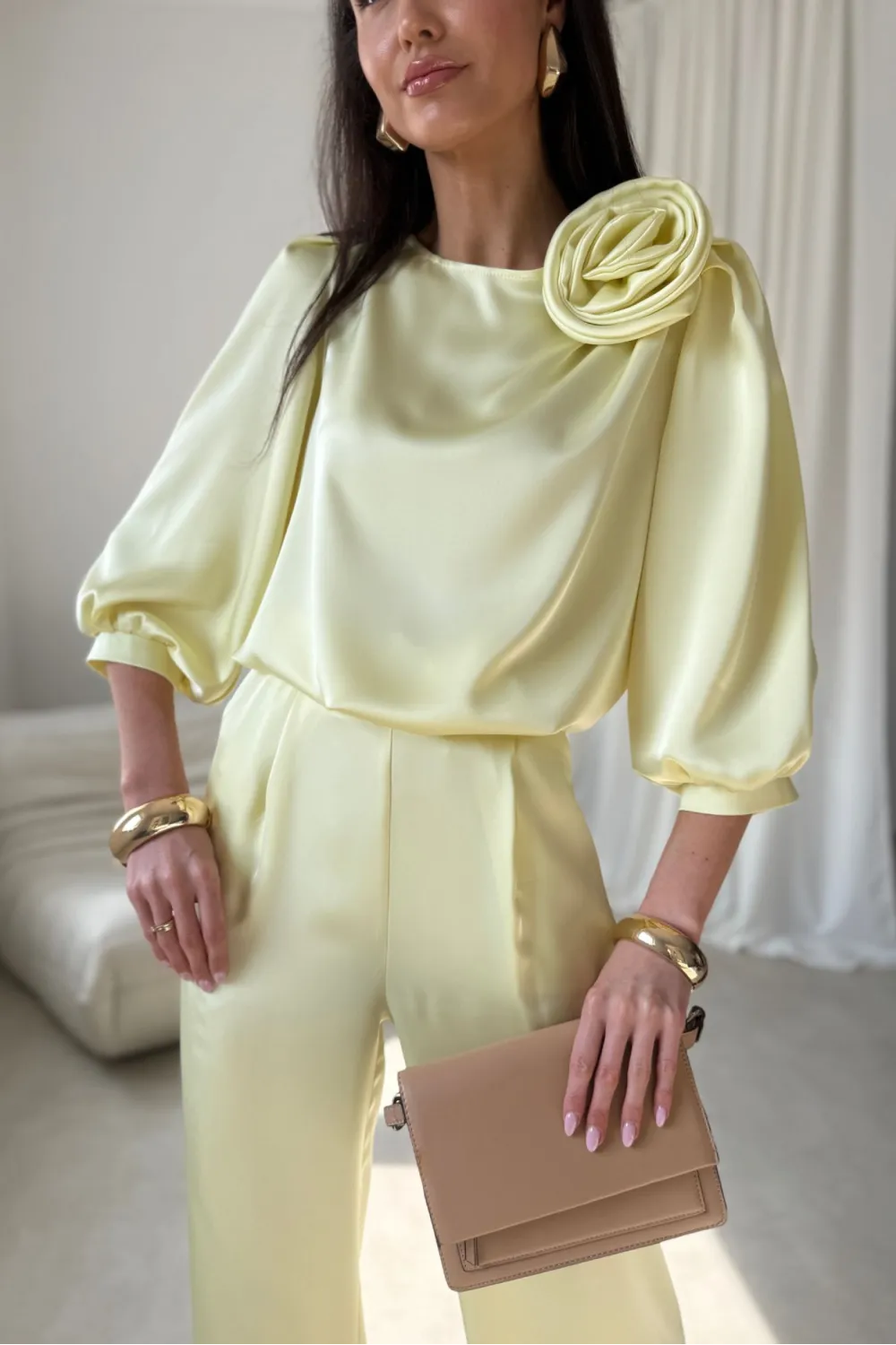 Giana – stilvolle gelbe Bluse mit floraler Applikation & voluminösen Ärmeln | Roco Fashion