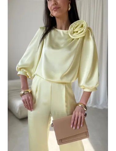 Giana – stilvolle gelbe Bluse mit floraler Applikation & voluminösen Ärmeln | Roco Fashion