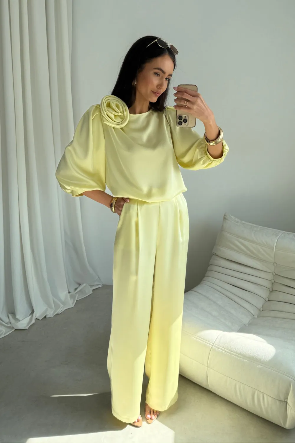 Giana – elegancka żółta bluzka z ozdobnym kwiatem i bufiastymi rękawami | Roco Fashion