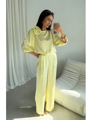 Giana – elegancka żółta bluzka z ozdobnym kwiatem i bufiastymi rękawami | Roco Fashion