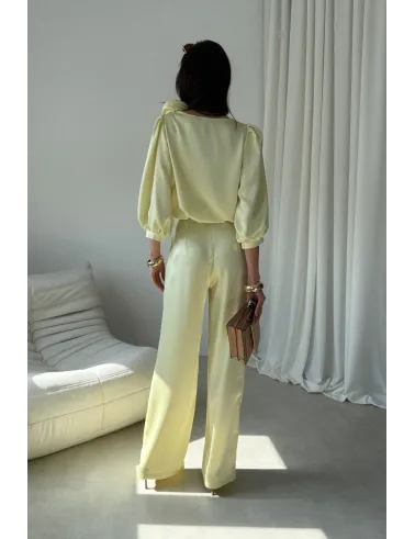 Giana – elegancka żółta bluzka z ozdobnym kwiatem i bufiastymi rękawami | Roco Fashion