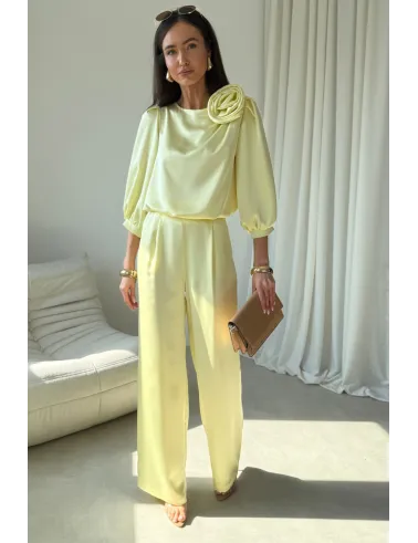 Giana – elegancka żółta bluzka z ozdobnym kwiatem i bufiastymi rękawami | Roco Fashion