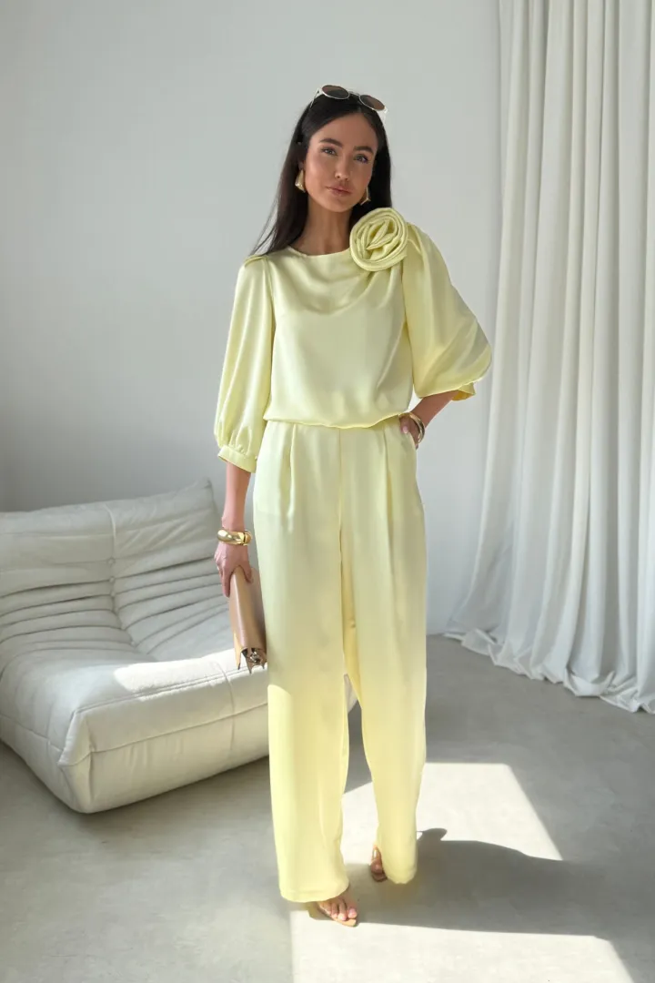 Giana - stilvolle Bluse mit floraler Applikation und voluminösen Ärmeln in Gelb