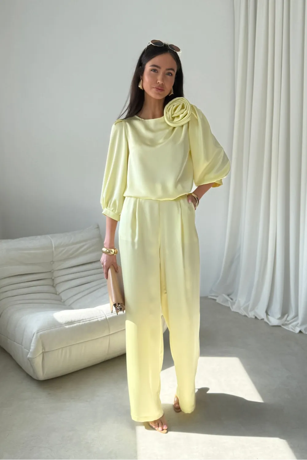 Giana – stilvolle gelbe Bluse mit floraler Applikation & voluminösen Ärmeln | Roco Fashion