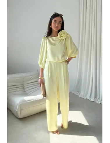 Giana – elegancka żółta bluzka z ozdobnym kwiatem i bufiastymi rękawami | Roco Fashion