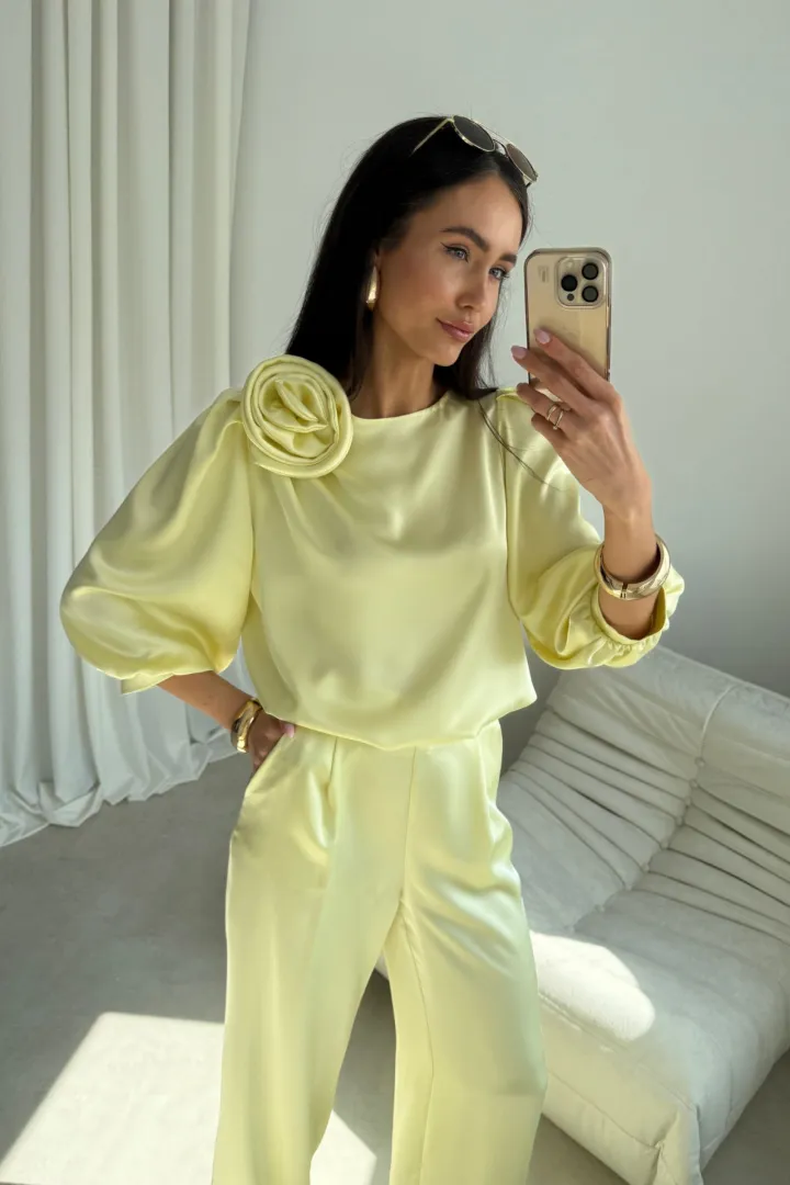 Giana - stilvolle Bluse mit floraler Applikation und voluminösen Ärmeln in Gelb