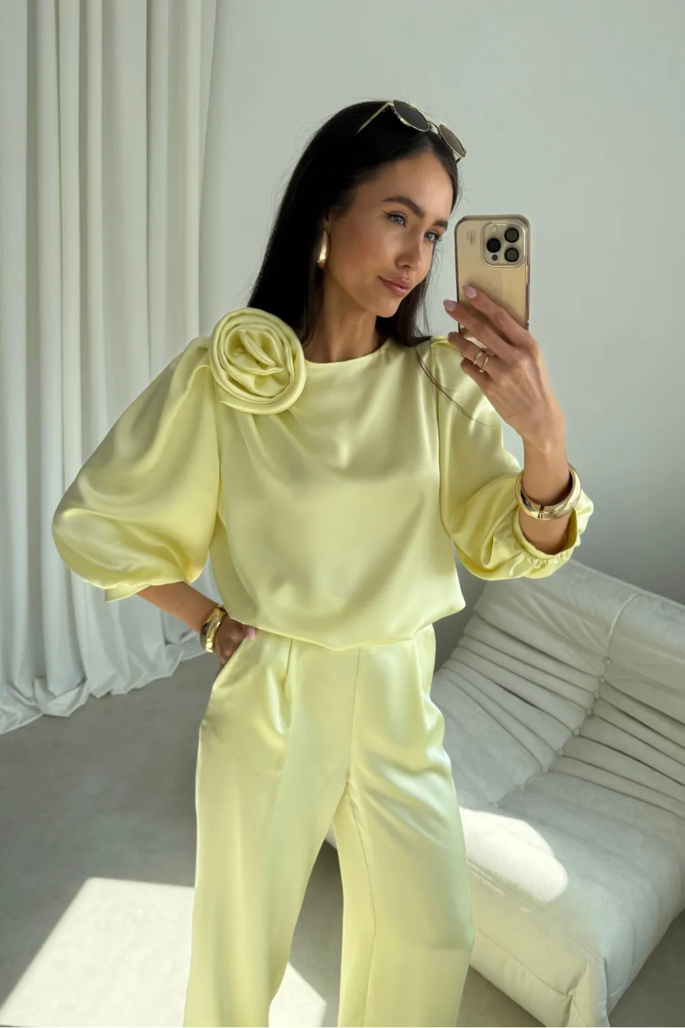 Giana – stilvolle gelbe Bluse mit floraler Applikation & voluminösen Ärmeln | Roco Fashion