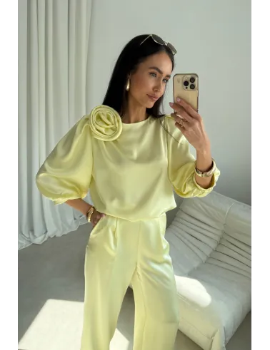 Giana – stilvolle gelbe Bluse mit floraler Applikation & voluminösen Ärmeln | Roco Fashion