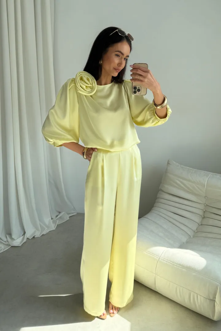 Elsa – eleganckie szerokie spodnie satynowe żółte damskie | Roco Fashion