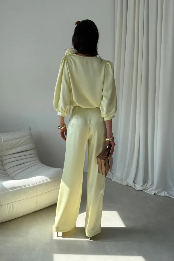 Elsa - elegante Wide-Leg Hose mit edlem Satin-Finish in Gelb
