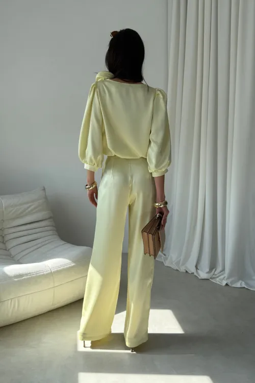 Elsa - elegante Wide-Leg Hose mit edlem Satin-Finish in Gelb